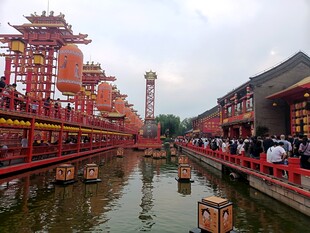 古街水乡热闹场景