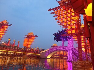 古桥夜景 灯火璀璨映水乡