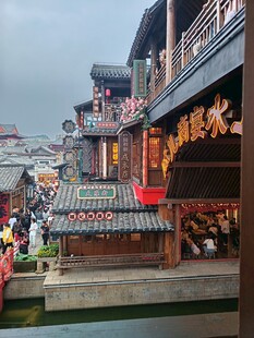 古色古香的水乡商业街景