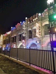 夜晚璀璨灯光下的建筑景观