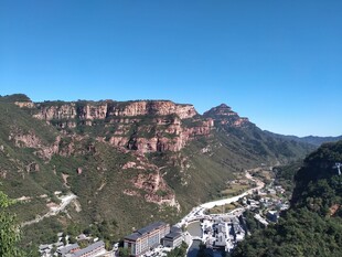 壮丽山峦下的村落景观苍岩山