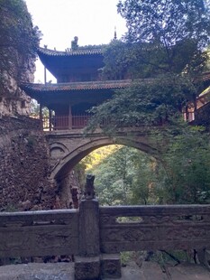 古桥楼阁隐于山林间苍岩山