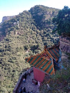 山间古建筑屋顶俯瞰苍岩山
