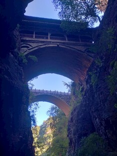 峡谷中的双层拱形桥梁苍岩山