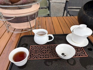 户外木质平台上的茶具组合