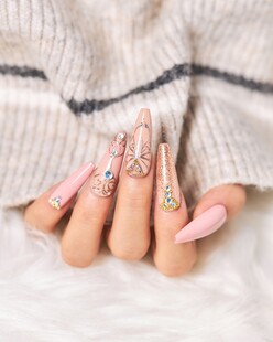 粉色精致美甲展示