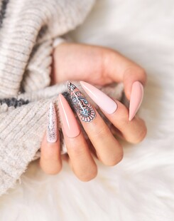 精致美甲手部特写展示