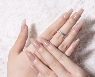 精致美甲的优雅手部特写