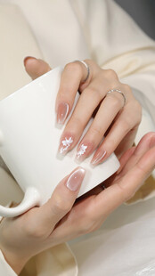 精致美甲手捧白色杯子