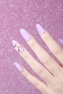淡紫色美甲搭配精致小花
