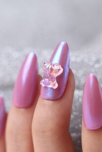 梦幻粉美甲配可爱小熊装饰