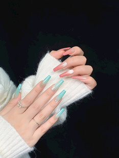 精致蓝美甲的双手特写