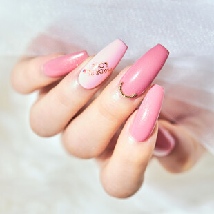 粉色美甲