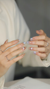 精致美甲搭配多枚戒指