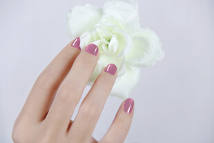 美甲手与白花特写