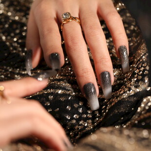 精致美甲搭配闪亮饰品