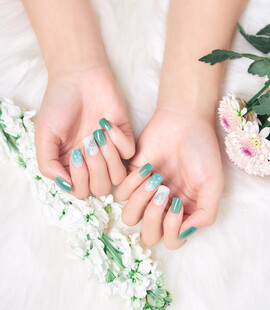 清新美甲的女性双手展示