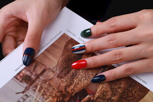 时尚美甲展示于书页间
