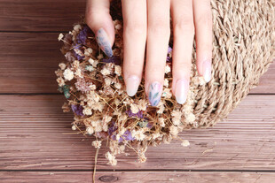 美甲美手搭配干花装饰