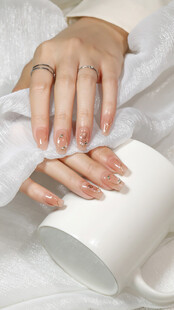 优雅美甲手部特写展示