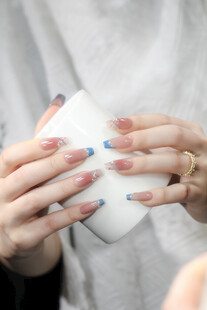 女性美甲特写与手部饰品