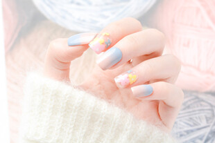 多彩美甲搭配温暖毛绒手套