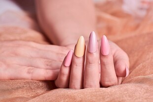 精致美甲手部特写