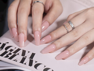 优雅裸色美甲与精致戒指