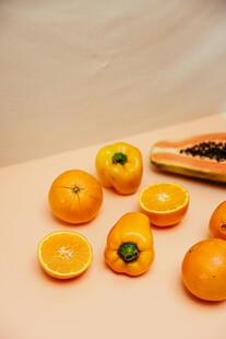多彩柿子与玉米的静物组合
