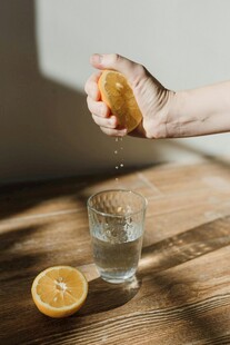 手挤柠檬汁水入玻璃杯