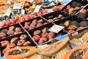 新鲜草莓摆满摊位