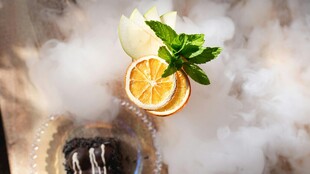 云雾中的清新柠檬鸡尾酒