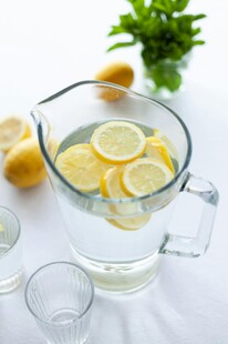 柠檬水壶与清新玻璃杯