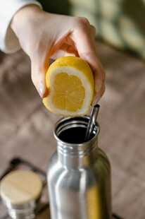 手挤柠檬入不锈钢水杯