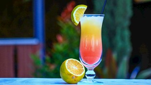 色彩绚丽的分层鸡尾酒