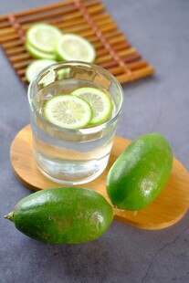 青柠泡水图清新又健康