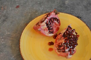 黄盘上的美味特色糕点