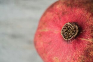 鲜红饱满的石榴果