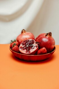 红盘中的鲜石榴