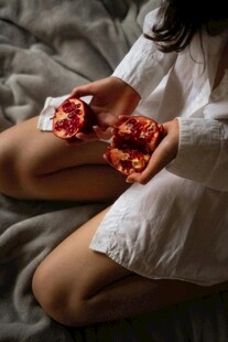 女子手持红心巧克力