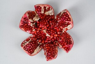红色石榴花造型珠宝饰品