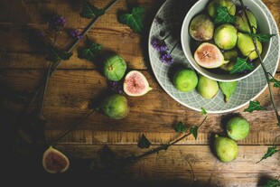 木桌上的新鲜无花果组合