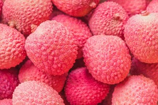 新鲜饱满的荔枝果实