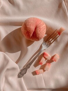桃子与餐具的静物画面