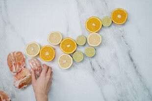 手剥柑橘与切片柑橘摆拍