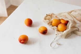 袋装鲜杏散落在白色桌面