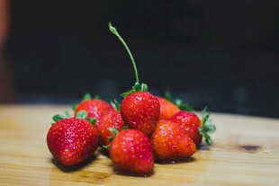 新鲜草莓摆放在木桌上
