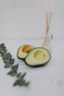 切开的牛油果与绿植点缀