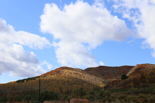 蓝天白云下的秀丽山峦