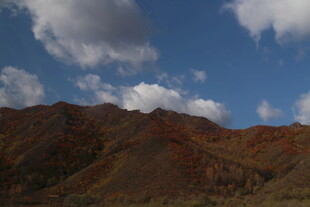 秋日山峦蓝天美景